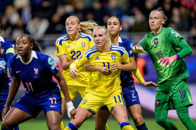 251128 Elma Junttila Nelhage and Stina Blackstenius of Sweden against Kadidiatou Diani, Maelle Lakrar and goalkeeper Pauline Peyraud-Magnin of France during the Women s Nations League bronze medal football match between France and Sweden on November 28, 2025 in Reims. Photo: Ludvig Thunman BILDBYRAN kod LT LT0755 fotboll football soccer fotball nations league uefa womens nations league frankrike sverige sweden dam bbeng Copyright: LUDVIGxTHUNMAN BB251128LT114