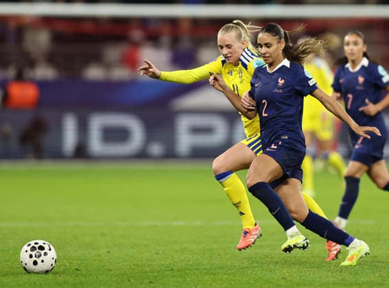 REIMS, FRANKRIKE 20251128 Sveriges Stina Blackstenius och Frankrikes MaÃ«lle Lakrar under fredagens match 1 av 2 om tredje plats i Nations League i fotboll för damer mellan Frankrike och Sverige pa Stade Auguste-Delaune i Reims.