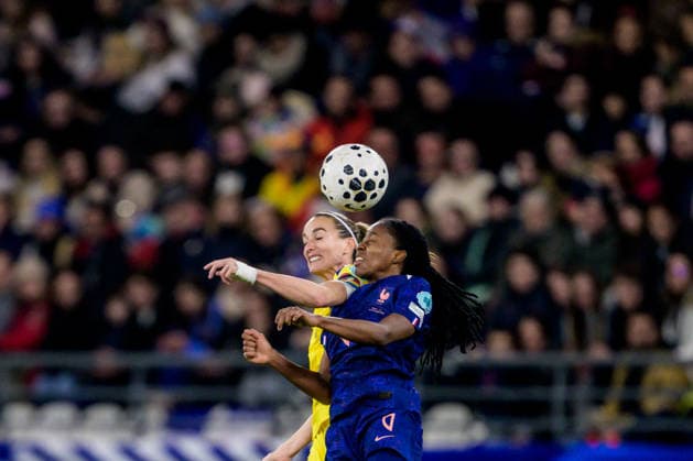 251128 Kosovare Asllani of Sweden and Oriane Jean-Francois of France during the Women s Nations League bronze medal football match between France and Sweden on November 28, 2025 in Reims. Photo: Ludvig Thunman BILDBYRAN kod LT LT0755 fotboll football soccer fotball nations league uefa womens nations league frankrike sverige sweden dam bbeng Copyright: LUDVIGxTHUNMAN BB251128LT121