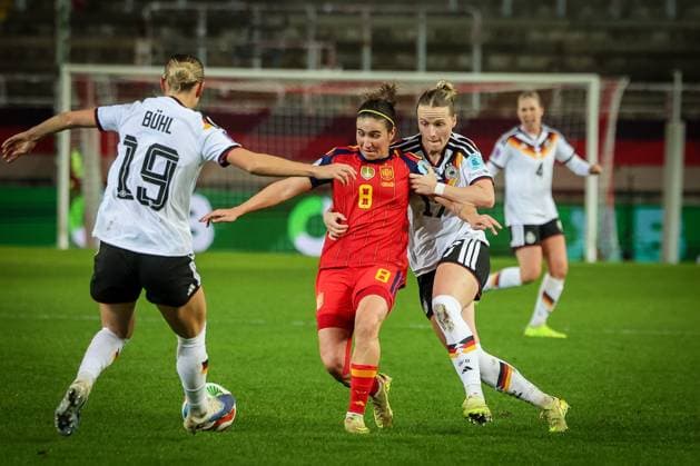Mariona Caldentey Oliver (Spanien Seleccion Espanola Femenina de Futbol) und Franziska Kett 17 (Deutschland) in Aktion, mit Klara Buehl 19 (Deutschland), Deutschland vs. Spanien, Fussball, Frauen, UEFA, Women™s Nations League, Saison 2025 2026, Finale - Runde 1 von 2, 28.11.2025 Kaiserslautern Rheinland-Pfalz Deutschland