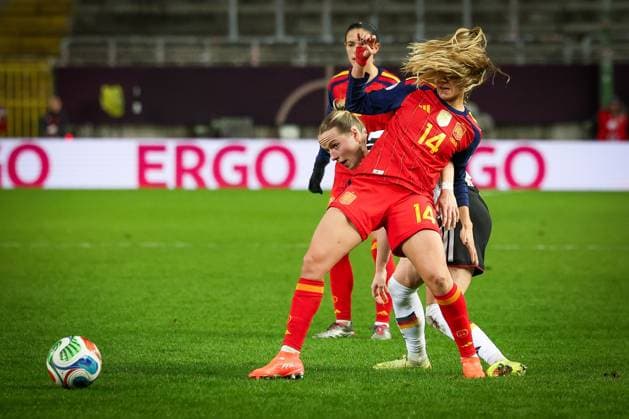 Laia Aleixandri 14 (Spanien Seleccion Espanola Femenina de Futbol) und Klara Buehl 19 (Deutschland) im Duell, Aktion, Deutschland vs. Spanien, Fussball, Frauen, UEFA, Women™s Nations League, Saison 2025 2026, Finale - Runde 1 von 2, 28.11.2025 Kaiserslautern Rheinland-Pfalz Deutschland