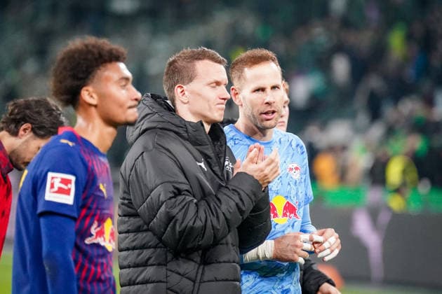 Deutschland: Fussball Bundesliga 2025 26, 12. Spieltag - Borussia Mönchengladbach vs RB Leipzig - Borussia-Park (Mönchengladbach): PÃ ter Gulacsi Peter Gulacsi (RB Leipzig, 1) nach dem Spiel Mönchengladbach Nordrhein-Westfalen Deutschland Copyright: xJOERANxSTEINSIEKx
