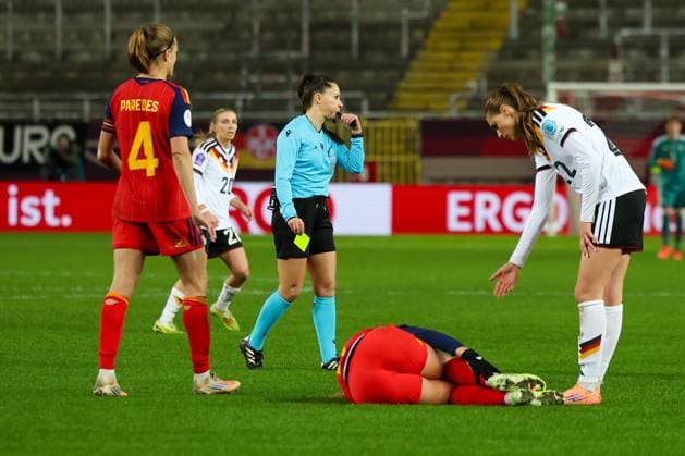 Gelbe Karte von Referee Schiedsrichter Iuliana Demetrescu (Rumaenien) fuer Jule Brand 22 (Deutschland), Deutschland vs. Spanien, Fussball, Frauen, UEFA, Women™s Nations League, Saison 2025 2026, Finale - Runde 1 von 2, 28.11.2025 Kaiserslautern Rheinland-Pfalz Deutschland