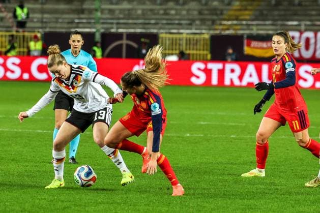 Alara 13 (Deutschland) im Duell mit Laia Aleixandri 14 (Spanien Seleccion Espanola Femenina de Futbol), Deutschland vs. Spanien, Fussball, Frauen, UEFA, Women™s Nations League, Saison 2025 2026, Finale - Runde 1 von 2, 28.11.2025 Kaiserslautern Rheinland-Pfalz Deutschland