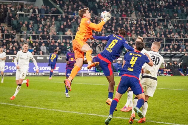 Deutschland: Fussball Bundesliga 2025 26, 12. Spieltag - Borussia Mönchengladbach vs RB Leipzig - Borussia-Park (Mönchengladbach): Moritz Nicolas (Borussia Mönchengladbach, 33) in Aktion Copyright: xJOERANxSTEINSIEKx