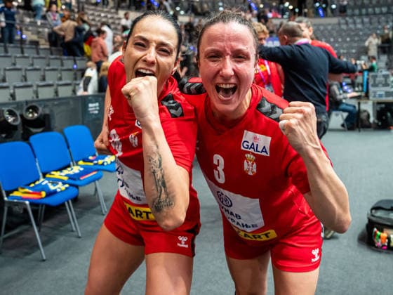 Sara Garovic (Serbien, 94) und Katarina Krpez-Slezak (Serbien, 03) jubeln nach dem Sieg, Serbien vs. Island, Handball, Weltmeisterschaft, Frauen, Spielzeit 2025 2026, 28.11.2025, Serbien vs. Island, Handball, Weltmeisterschaft, Frauen, Spielzeit 2025 2026, 28.11.2025 Stuttgart Copyright: xEibner-Pressefoto MichaelxSchmidx EP_MST