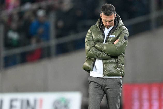 2. Bundesliga - Hannover 96 - Karlsruher SC am 28.11.2025 in der HDI Arena in Hannover Trainer Christian Eichner (Karlsruhe) unzufrieden, enttäuscht, enttaeuscht, niedergeschlagen.