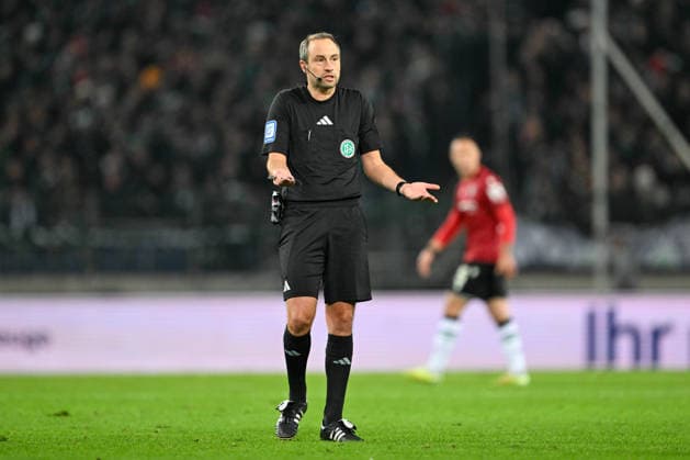 2. Bundesliga - Hannover 96 - Karlsruher SC am 28.11.2025 in der HDI Arena in Hannover Schiedsrichter Patrick Alt