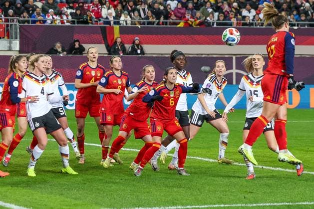 Ein Eckball der deutschen Mannschaft geht knapp am Tor der Spanierinnen vorbei, Deutschland vs. Spanien, Fussball, Frauen, UEFA, Women™s Nations League, Saison 2025 2026, Finale - Runde 1 von 2, 28.11.2025 Kaiserslautern Rheinland-Pfalz Deutschland