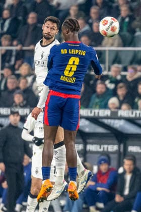 28.11.2025, Fussball: 1. Bundesliga, Saison 2025 2026, 12. Spieltag, Borussia Moenchengladbach - RB Leipzig im Borussia Park in Moenchengladbach. Tim Kleindienst (Borussia Moenchengladbach, 11) gewinnt das Kopfballduell gegen Ezechiel Banzuzi (RB Leipzig, 06). Wichtiger Hinweis: Gemaess den Vorgaben der DFL Deutsche Fussball Liga bzw. des DFB Deutscher Fussball-Bund ist es untersagt, in dem Stadion und oder vom Spiel angefertigte Fotoaufnahmen in Form von Sequenzbildern und oder videoaehnlichen Fotostrecken zu verwerten bzw. verwerten zu lassen. Foto: Kirchner-Media Thomas Haesler Copyright: xKirchner-Media ThomasxHaeslerx
