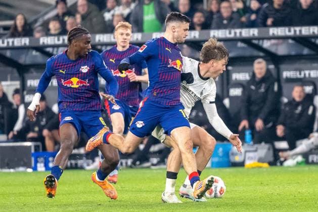 28.11.2025, Fussball: 1. Bundesliga, Saison 2025 2026, 12. Spieltag, Borussia Moenchengladbach - RB Leipzig im Borussia Park in Moenchengladbach. Zweikampf zwischen Ezechiel Banzuzi (RB Leipzig, 06), Christoph Baumgartner (RB Leipzig, 14) und Luca Netz (Borussia Moenchengladbach, 20). Wichtiger Hinweis: Gemaess den Vorgaben der DFL Deutsche Fussball Liga bzw. des DFB Deutscher Fussball-Bund ist es untersagt, in dem Stadion und oder vom Spiel angefertigte Fotoaufnahmen in Form von Sequenzbildern und oder videoaehnlichen Fotostrecken zu verwerten bzw. verwerten zu lassen. Foto: Kirchner-Media Thomas Haesler Copyright: xKirchner-Media ThomasxHaeslerx