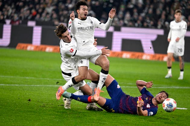Borussia Park Mönchengladbach, Fussball: Bundesliga Saison 2025 26 12. Spieltag, Borussia Mönchengladbach (BMG) vs Rasenballsport Leipzig (RBL) __ Florian Neuhaus (BMG, li.) und Jens Castrop (BMG) rasseln ineinander und nehmen Willi Orban (RBL) gleich mit ___ DFL REGULATIONS PROHIBIT ANY USE OF PHOTOGRAPHS AS IMAGE SEQUENCES AND OR QUASI-VIDEO