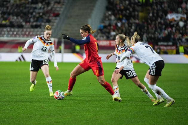 UEFA WOMEN S NATIONS LEAGUE: Deutschland vs Spanien, 28.11.025 Alexia Putellas (Spanien, 11) die sich gegen drei deutsche durchsetzt, Klara Bühl (Deutschland, 19), Elisa Senß (Deutschland, 20) und Giulia Gwinn (Deutschland, 7) UEFA WOMEN S NATIONS LEAGUE: Deutschland vs Spanien, Fritz-Walter-Stadion, 28.11.025 DFB DFL REGULATIONS PROHIBIT ANY USE OF PHOTOGRAPHS AS IMAGE SEQUENCES AND OR QUASI-VIDEO. Copyright: xBEAUTIFULxSPORTS Boscox