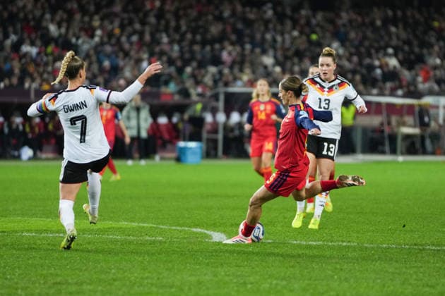 UEFA WOMEN S NATIONS LEAGUE: Deutschland vs Spanien, 28.11.025 Esther González (Spanien, 9) mit einem Abschluss, Giulia Gwinn (Deutschland, 7) versucht zu retten UEFA WOMEN S NATIONS LEAGUE: Deutschland vs Spanien, Fritz-Walter-Stadion, 28.11.025 DFB DFL REGULATIONS PROHIBIT ANY USE OF PHOTOGRAPHS AS IMAGE SEQUENCES AND OR QUASI-VIDEO. Copyright: xBEAUTIFULxSPORTS Boscox