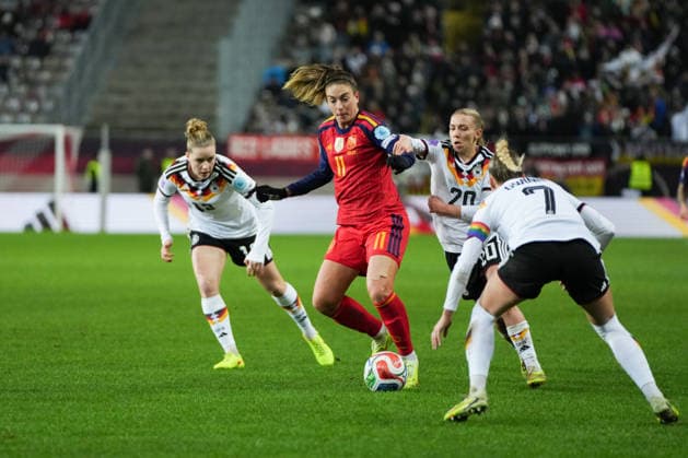UEFA WOMEN S NATIONS LEAGUE: Deutschland vs Spanien, 28.11.025 Alexia Putellas (Spanien, 11) die sich gegen drei deutsche durchsetzt, Klara Bühl (Deutschland, 19), Elisa Senß (Deutschland, 20) und Giulia Gwinn (Deutschland, 7) UEFA WOMEN S NATIONS LEAGUE: Deutschland vs Spanien, Fritz-Walter-Stadion, 28.11.025 DFB DFL REGULATIONS PROHIBIT ANY USE OF PHOTOGRAPHS AS IMAGE SEQUENCES AND OR QUASI-VIDEO. Copyright: xBEAUTIFULxSPORTS Boscox