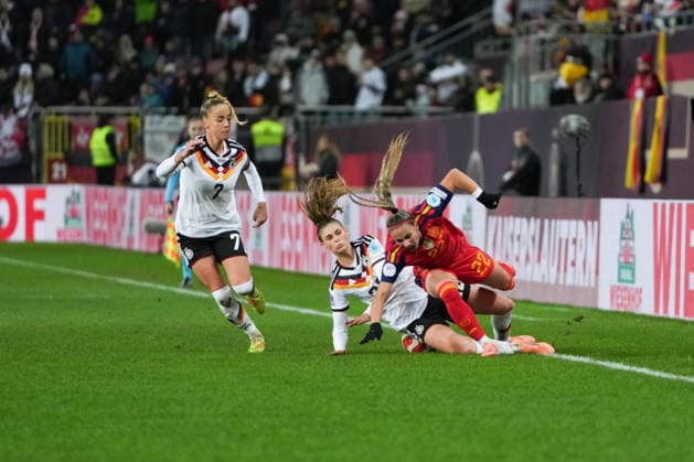 UEFA WOMEN S NATIONS LEAGUE: Deutschland vs Spanien, 28.11.025 Jule Brand (Deutschland, 22) die sich mit einer Grätsche den Ball zurückholt von Maite Zubieta (Spanien, 22) UEFA WOMEN S NATIONS LEAGUE: Deutschland vs Spanien, Fritz-Walter-Stadion, 28.11.025 DFB DFL REGULATIONS PROHIBIT ANY USE OF PHOTOGRAPHS AS IMAGE SEQUENCES AND OR QUASI-VIDEO. Copyright: xBEAUTIFULxSPORTS Boscox