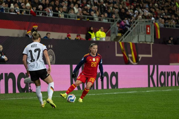 28.11.2025, Fußball, UEFA Womens Nations League Endrunde, Finale, Hinspiel, Deutschland - Spanien Claudia Pina Medina (20 Spanien) am Ball.