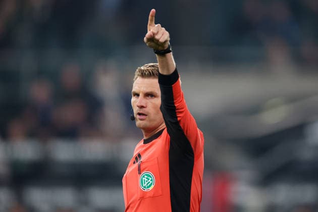 2025-11-28 Borussia Monchengladbach v RB Leipzig - Bundesliga MOENCHENGLADBACH, GERMANY - NOVEMBER 28: Referee Timo Gerach during the Bundesliga match between Borussia Monchengladbach and RB Leipzig at Borussia-Park on November 28, 2025 in Moenchengladbach, Germany. Moenchengladbach Borussia-Park Germany Content not available for redistribution in The Netherlands directly or indirectly through any third parties. Copyright: xJorisxVerwijstx