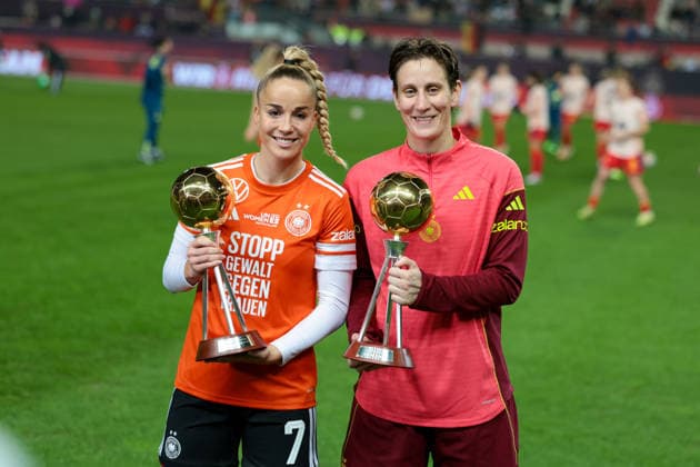 28.11.2025, xhettx, Fussball UEFA Women s Nations League Finale Hinspiel , Deutschland - Spanien v.l. Ehrung Giulia Gwinn (Deutschland, 7) und Ann-Katrin Berger (Deutschland, 1) (DFL DFB REGULATIONS PROHIBIT ANY USE OF PHOTOGRAPHS as IMAGE SEQUENCES and or QUASI-VIDEO) Kaiserslautern