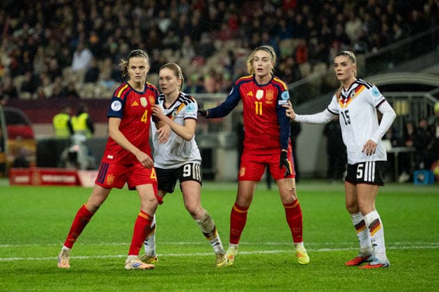 28.11.2025, Fußball, UEFA Womens Nations League Endrunde, Finale, Hinspiel, Deutschland - Spanien Irene Paredes Hernandez (4 Spanien), Sjoeke Nüsken (9 Deutschland), Alexia Putellas Segura (11 Spanien) und Selina Cerci (15 Deutschland) bereiten sich auf eine Ecke vor.