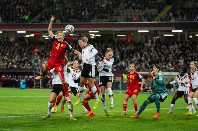 28.11.2025, Fußball, UEFA Womens Nations League Endrunde, Finale, Hinspiel, Deutschland - Spanien Irene Paredes Hernandez (4 Spanien) fliegt am Ball vorbei. Rebecca Knaak (4 Deutschland) ist zur Stelle.