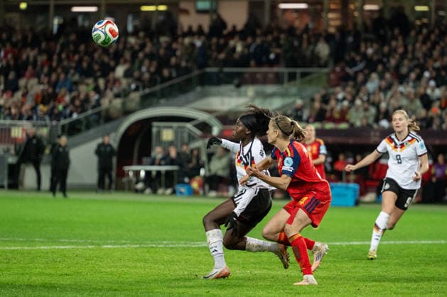 28.11.2025, Fußball, UEFA Womens Nations League Endrunde, Finale, Hinspiel, Deutschland - Spanien Nicole Anyomi (11 Deutschland) und Irene Paredes Hernandez (4 Spanien) beobachten die Hereingabe und den Ball genau.