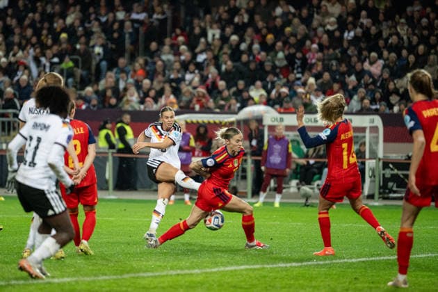 28.11.2025, Fußball, UEFA Womens Nations League Endrunde, Finale, Hinspiel, Deutschland - Spanien Maria Leon (16 Spanien) blockt den Torschuss von Klara Bühl (19 Deutschland).