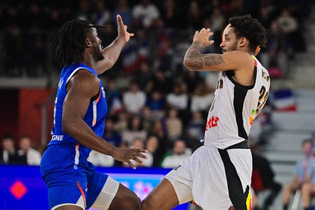 BASKET : France vs Belgique - Rouen - 28 11 2025 Zaccharie Mortant ( 22 - Belgium ) and Andrew ALBICY ( 6 - France ) during the FIBA European Qualifiers match between France and Belgium at Kindarena on November 28, 2025 in Rouen, France. ( Photo by Federico Pestellini PSNewz ) - RouenFrance  Copyright: xFedericoxPestellinix