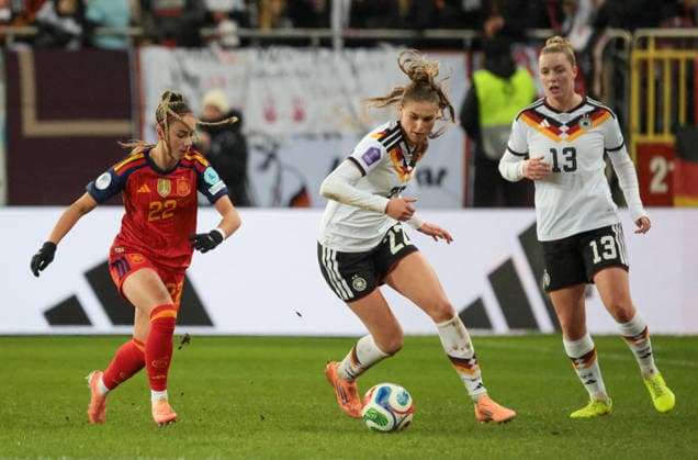 28.11.2025, xhettx, Fussball UEFA Women s Nations League Finale Hinspiel , Deutschland - Spanien v.l. Athenea (Spanien, 10), Jule Brand (Deutschland, 22) und Alara (Deutschland, 13) (DFL DFB REGULATIONS PROHIBIT ANY USE OF PHOTOGRAPHS as IMAGE SEQUENCES and or QUASI-VIDEO) Kaiserslautern