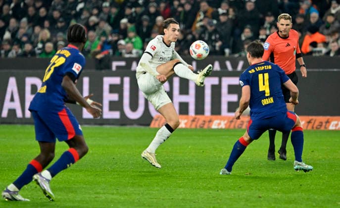 Borussia Park Mönchengladbach, Fussball: Bundesliga Saison 2025 26 12. Spieltag, Borussia Mönchengladbach (BMG) vs Rasenballsport Leipzig (RBL) __ Florian Neuhaus (BMG), Willi Orban (RBL) ___ DFL REGULATIONS PROHIBIT ANY USE OF PHOTOGRAPHS AS IMAGE SEQUENCES AND OR QUASI-VIDEO