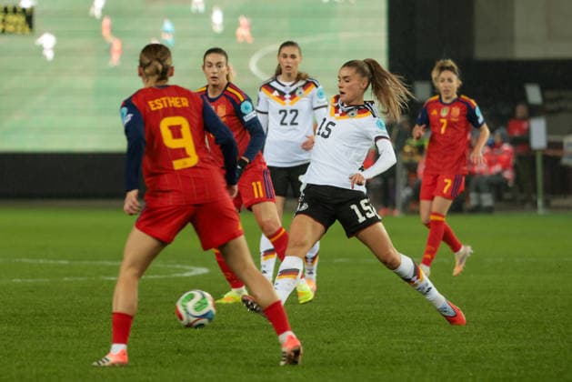 28.11.2025, xhettx, Fussball UEFA Women s Nations League Finale Hinspiel , Deutschland - Spanien v.l. Selina Cerci (Deutschland, 15) spielt den Ball (DFL DFB REGULATIONS PROHIBIT ANY USE OF PHOTOGRAPHS as IMAGE SEQUENCES and or QUASI-VIDEO) Kaiserslautern
