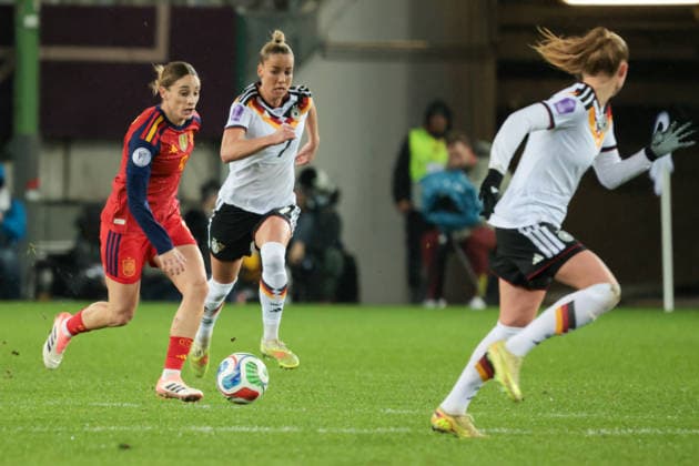 28.11.2025, xhettx, Fussball UEFA Women s Nations League Finale Hinspiel , Deutschland - Spanien v.l. Esther Gonzalez (Spanien, 9) verfolgt von Giulia Gwinn (Deutschland, 7) (DFL DFB REGULATIONS PROHIBIT ANY USE OF PHOTOGRAPHS as IMAGE SEQUENCES and or QUASI-VIDEO) Kaiserslautern
