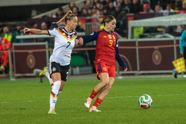 28.11.2025, xhettx, Fussball UEFA Women s Nations League Finale Hinspiel , Deutschland - Spanien v.l. Giulia Gwinn (Deutschland, 7) gegen Esther Gonzalez (Spanien, 9) (DFL DFB REGULATIONS PROHIBIT ANY USE OF PHOTOGRAPHS as IMAGE SEQUENCES and or QUASI-VIDEO) Kaiserslautern