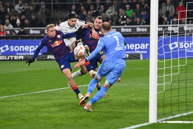 Strafraumszene mit Xaver SCHLAGER (L), Kevin DIKS (MG), David RAUM (L) und Torwart Peter GULACSI (L), Aktion, Zweikampf, Fussball 1. Bundesliga Saison 2025 2026, 12.Spieltag, Spieltag12, matchday12, Borussia Moenchengladbach (MG) - RB Leipzig (L) 0-0 am 28.11.2025 BORUSSIA PARK Moenchengladbach DFL regulations prohibit any use of photographs as image sequences and or quasi-video Ã‚Â