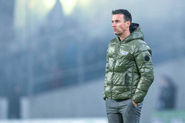 2. Bundesliga - Hannover 96 - Karlsruher SC am 28.11.2025 in der HDI Arena in Hannover Trainer Christian Eichner (Karlsruhe) nachdenklich