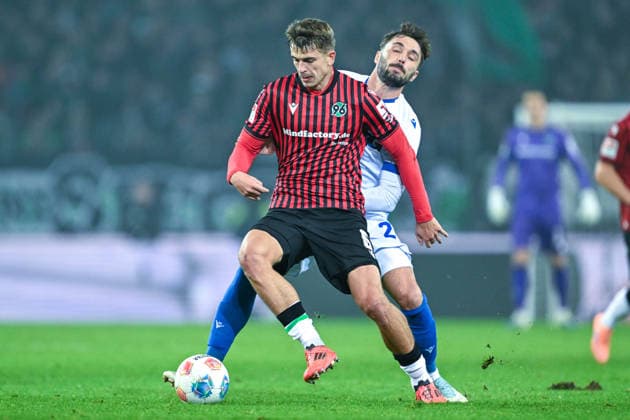 2. Bundesliga - Hannover 96 - Karlsruher SC am 28.11.2025 in der HDI Arena in Hannover Maik Nawrocki (Hannover) im Zweikampf gegen Fabian Schleusener (Karlsruhe).