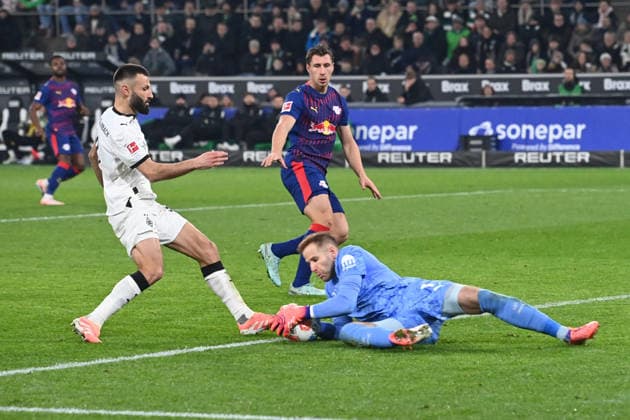 Torwart Peter GULACSI (L) pariert eine Torchance vor Franck HONORAT (MG) Aktion, Zweikampf, Fussball 1. Bundesliga Saison 2025 2026, 12.Spieltag, Spieltag12, matchday12, Borussia Moenchengladbach (MG) - RB Leipzig (L) 0-0 am 28.11.2025 BORUSSIA PARK Moenchengladbach DFL regulations prohibit any use of photographs as image sequences and or quasi-video Ã‚Â