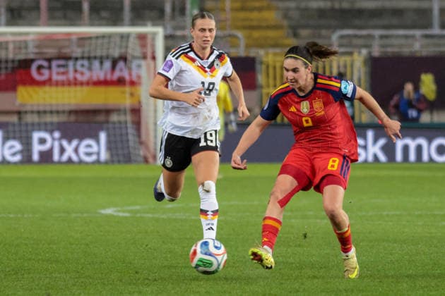 28.11.2025, xhettx, Fussball UEFA Women s Nations League Finale Hinspiel , Deutschland - Spanien v.l. Klara Bühl (Deutschland, 19) und der Pass von Mariona Caldetey (Spanien, 8) (DFL DFB REGULATIONS PROHIBIT ANY USE OF PHOTOGRAPHS as IMAGE SEQUENCES and or QUASI-VIDEO) Kaiserslautern