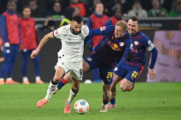 Franck HONORAT (MG) gegen Xaver SCHLAGER (L) und David RAUM (L) Aktion, Zweikampf, Fussball 1. Bundesliga Saison 2025 2026, 12.Spieltag, Spieltag12, matchday12, Borussia Moenchengladbach (MG) - RB Leipzig (L) 0-0 am 28.11.2025 BORUSSIA PARK Moenchengladbach DFL regulations prohibit any use of photographs as image sequences and or quasi-video Ã‚Â