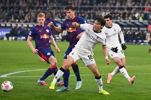 Shuto MACHINO (MG) wird von Willi ORBAN (L) im Strafraum gefoult, der Elfmeter wird von Schiedsrichter Timo GERACH nach Videobeweis, Koelner Keller, VAR, Video Assistent Referee, Videoschiedsrichter, anuliert, Fussball 1. Bundesliga Saison 2025 2026, 12.Spieltag, Spieltag12, matchday12, Borussia Moenchengladbach (MG) - RB Leipzig (L) 0-0 am 28.11.2025 BORUSSIA PARK Moenchengladbach DFL regulations prohibit any use of photographs as image sequences and or quasi-video ÂÂ
