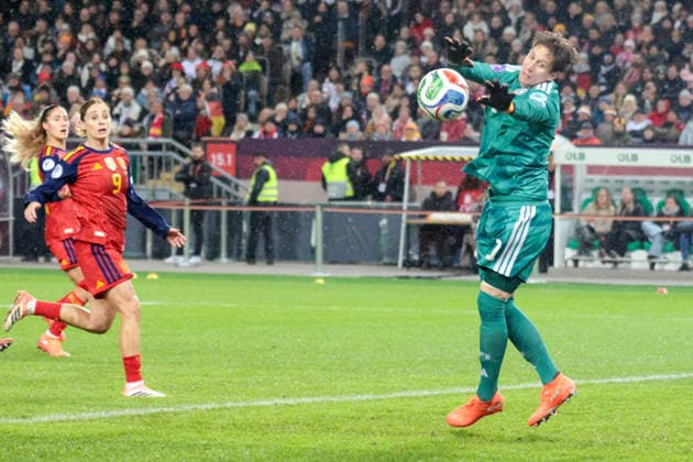 28.11.2025, xhettx, Fussball UEFA Women s Nations League Finale Hinspiel , Deutschland - Spanien v.l. leichte Unsicherheit von Ann-Katrin Berger (Deutschland, 1) (DFL DFB REGULATIONS PROHIBIT ANY USE OF PHOTOGRAPHS as IMAGE SEQUENCES and or QUASI-VIDEO) Kaiserslautern