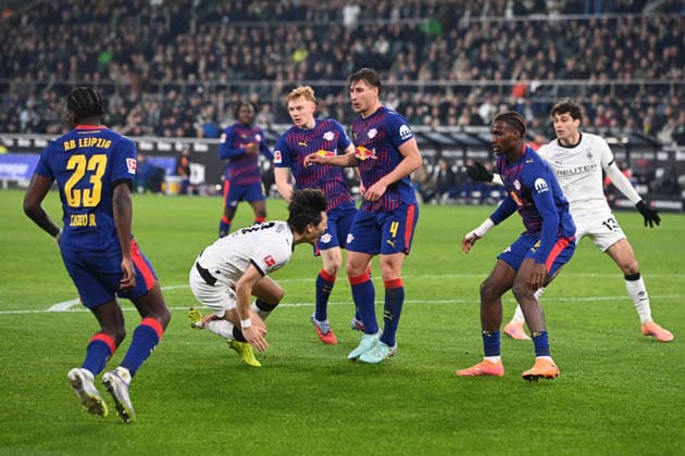 Shuto MACHINO (MG) wird von Willi ORBAN (L) im Strafraum gefoult, der Elfmeter wird von Schiedsrichter Timo GERACH nach Videobeweis, Koelner Keller, VAR, Video Assistent Referee, Videoschiedsrichter, anuliert, Fussball 1. Bundesliga Saison 2025 2026, 12.Spieltag, Spieltag12, matchday12, Borussia Moenchengladbach (MG) - RB Leipzig (L) 0-0 am 28.11.2025 BORUSSIA PARK Moenchengladbach DFL regulations prohibit any use of photographs as image sequences and or quasi-video ÂÂ