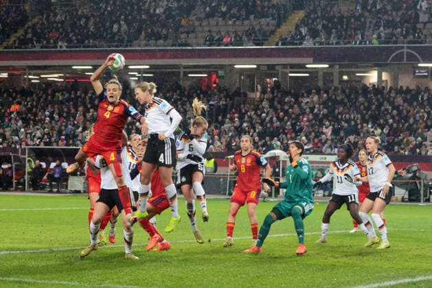 28.11.2025, xhettx, Fussball UEFA Women s Nations League Finale Hinspiel , Deutschland - Spanien v.l. Rebecca Knaak (Deutschland, 4) klärt die Ecke (DFL DFB REGULATIONS PROHIBIT ANY USE OF PHOTOGRAPHS as IMAGE SEQUENCES and or QUASI-VIDEO) Kaiserslautern