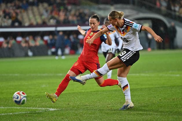 Kaiserslautern, Fritz-Walter-Stadion, 28.11.25, GER, Frauen, UEFA Women s Nations Leaugue, Finale 2025, Deutschland - Spanien Bild: Klara Bühl (Deutschland,19 ) Torschuss UEFA regulations prohibit any use of photographs as image sequences and or quasi-video. Rheinland-Pfalz Deutschland