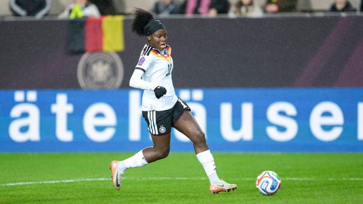 Nicole Anyomi (DFB-Frauen, 11), am Ball, Freisteller, Ganzkörper, Einzelbild, Einzelfoto, Aktion, Action, 28.11.2025, Kaiserslautern (Deutschland), Fussball, UEFA Women s Nations League, Finale, Hinspiel, Deutschland - Spanien, THE EVENT REGULATIONS PROHIBIT ANY USE OF PHOTOGRAPHS AS IMAGE SEQUENCES AND OR QUASI-VIDEO.