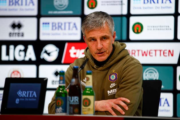 28.11.2025, xavx, Fussball 3.Liga, SV Wehen Wiesbaden - Erzgebirge Aue v.l. Trainer Jens Härtel (FC Erzgebirge Aue) auf der Pressekonferenz nach dem Spiel. (DFL DFB REGULATIONS PROHIBIT ANY USE OF PHOTOGRAPHS as IMAGE SEQUENCES and or QUASI-VIDEO) Wiesbaden