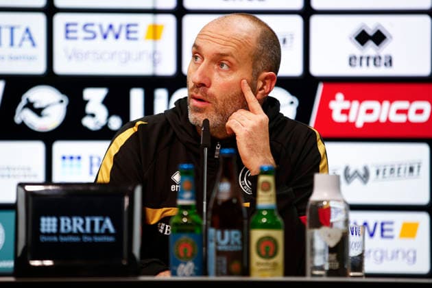 28.11.2025, xavx, Fussball 3.Liga, SV Wehen Wiesbaden - Erzgebirge Aue v.l. Trainer Daniel Scherning (SV Wehen Wiesbaden) nachdenklich auf der Pressekonferenz nach dem Spiel. (DFL DFB REGULATIONS PROHIBIT ANY USE OF PHOTOGRAPHS as IMAGE SEQUENCES and or QUASI-VIDEO) Wiesbaden