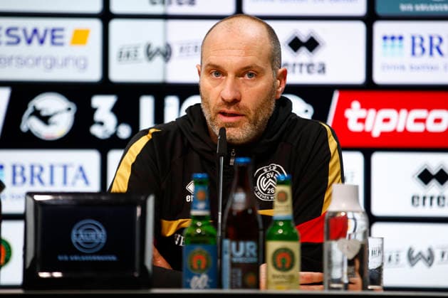 28.11.2025, xavx, Fussball 3.Liga, SV Wehen Wiesbaden - Erzgebirge Aue v.l. Trainer Daniel Scherning (SV Wehen Wiesbaden) auf der Pressekonferenz nach dem Spiel. (DFL DFB REGULATIONS PROHIBIT ANY USE OF PHOTOGRAPHS as IMAGE SEQUENCES and or QUASI-VIDEO) Wiesbaden