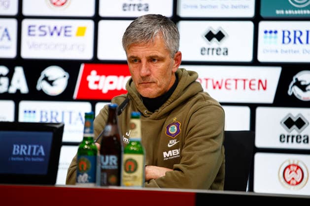28.11.2025, xavx, Fussball 3.Liga, SV Wehen Wiesbaden - Erzgebirge Aue v.l. Trainer Jens Härtel (FC Erzgebirge Aue) nachdenklich auf der Pressekonferenz nach dem Spiel. (DFL DFB REGULATIONS PROHIBIT ANY USE OF PHOTOGRAPHS as IMAGE SEQUENCES and or QUASI-VIDEO) Wiesbaden