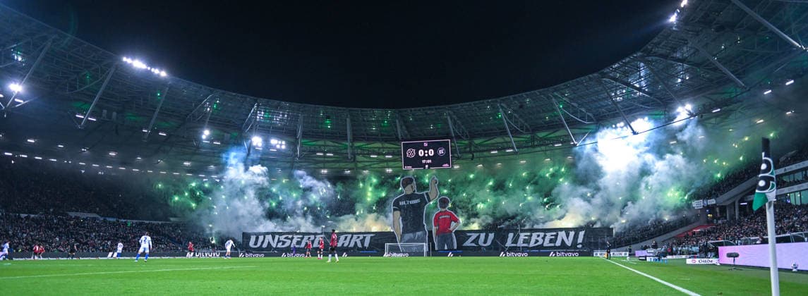2. Bundesliga - Hannover 96 - Karlsruher SC am 28.11.2025 in der HDI Arena in Hannover Fans von Hannover 96 mit einer Choreografie